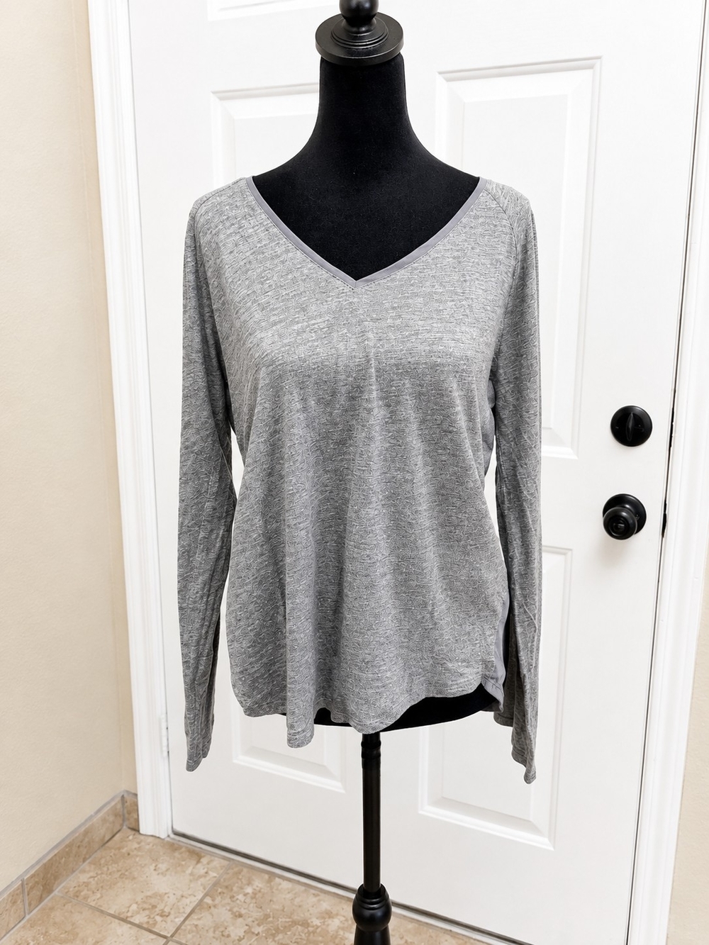 Banana Republic Gray V-Neck Long Sleeve Mixed Media Top Size L